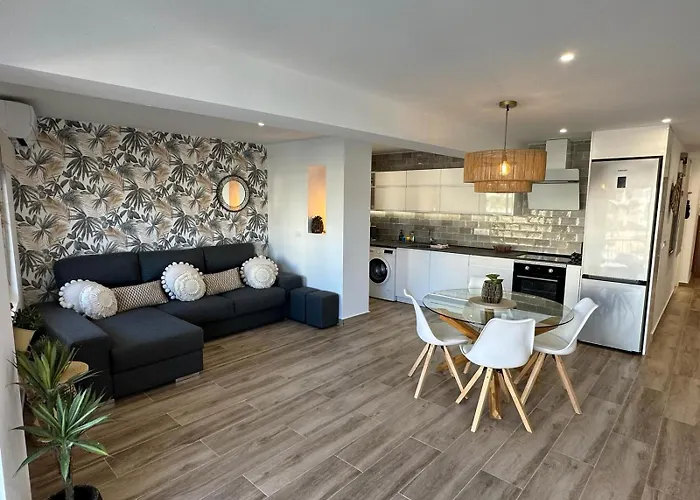 Waterfront 3 Bed Apartment, 90M From The Beach