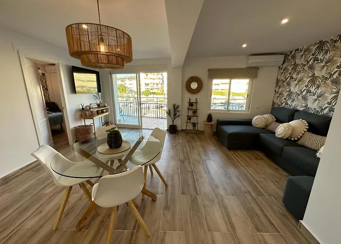 Waterfront 3 Bed Apartment, 90M From The Beach