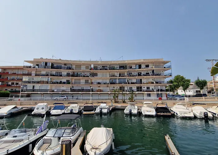 Waterfront 3 Bed Apartment, 90M From The Beach