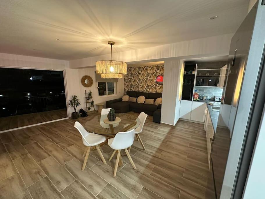 Waterfront 3 Bed Apartment, 90m From The