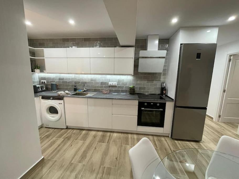Waterfront 3 Bed Apartment, 90m From The Apartment Platja de Larenal