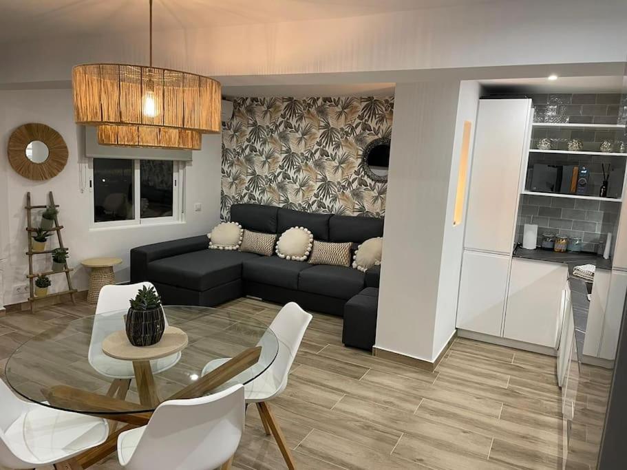 Waterfront 3 Bed Apartment, 90m From The * Platja de Larenal