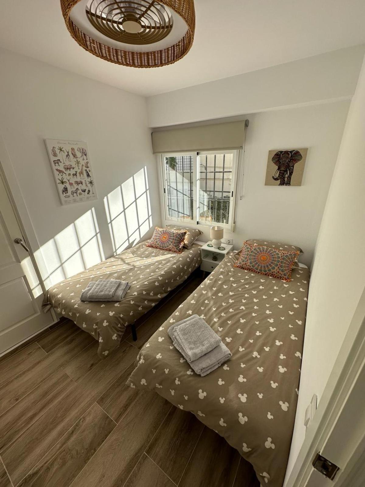 Waterfront 3 Bed Apartment, 90m From The Platja de Larenal