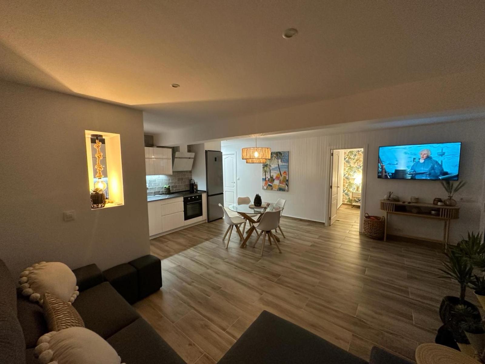 Apartment Waterfront 3 Bed Apartment, 90m From The *
