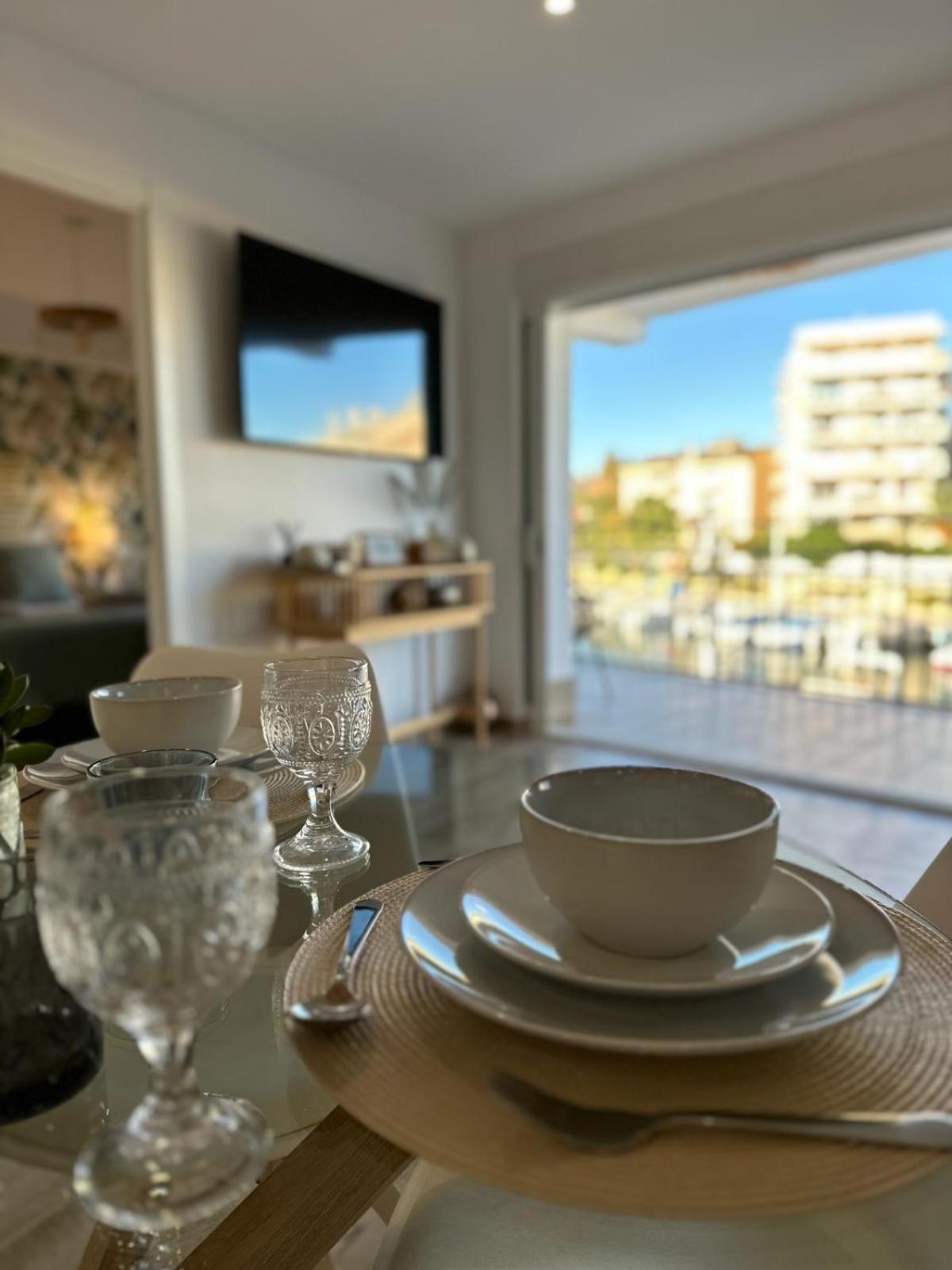 Waterfront 3 Bed Apartment, 90m From The *