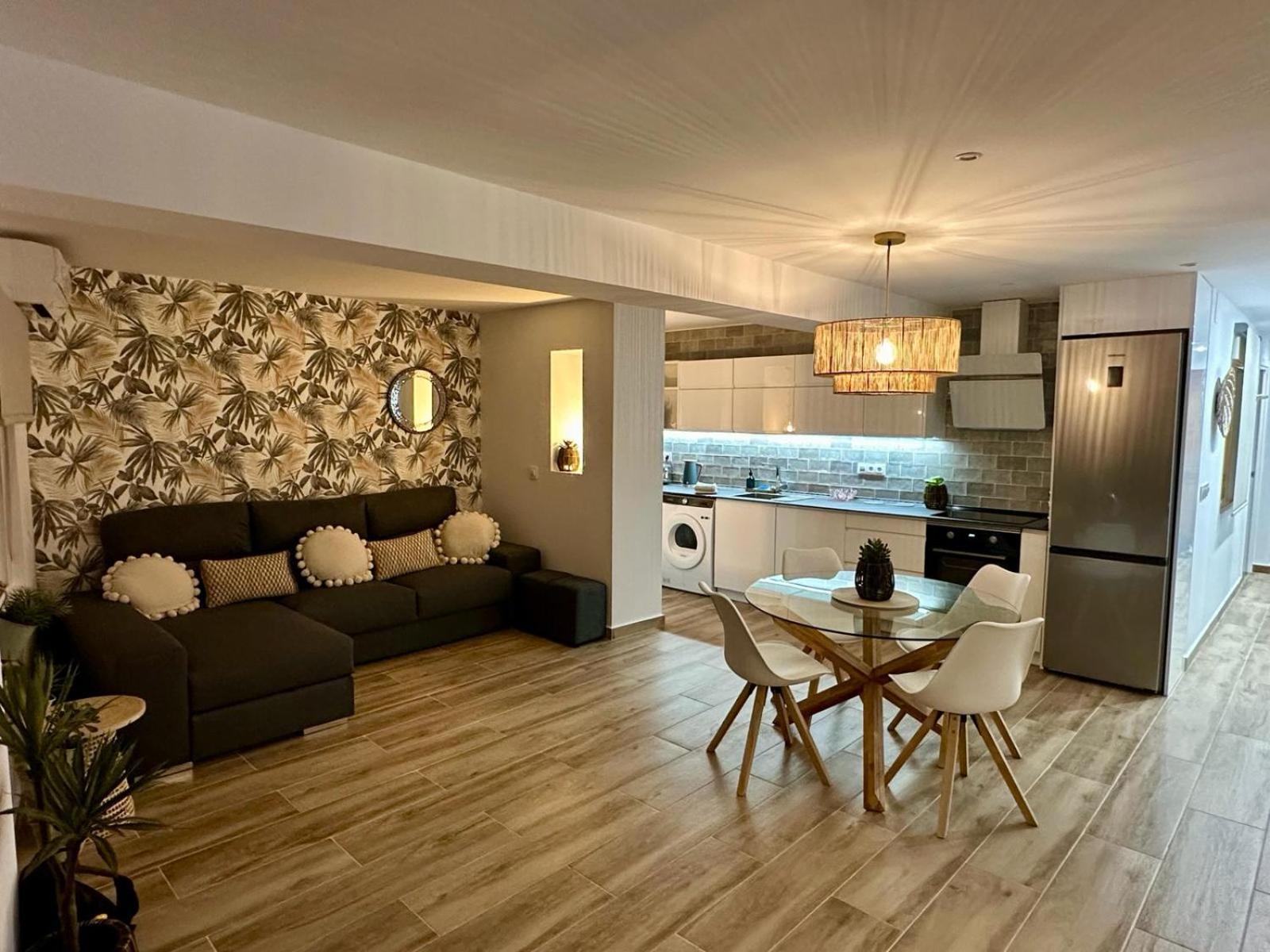 Waterfront 3 Bed Apartment, 90m From The Platja de Larenal