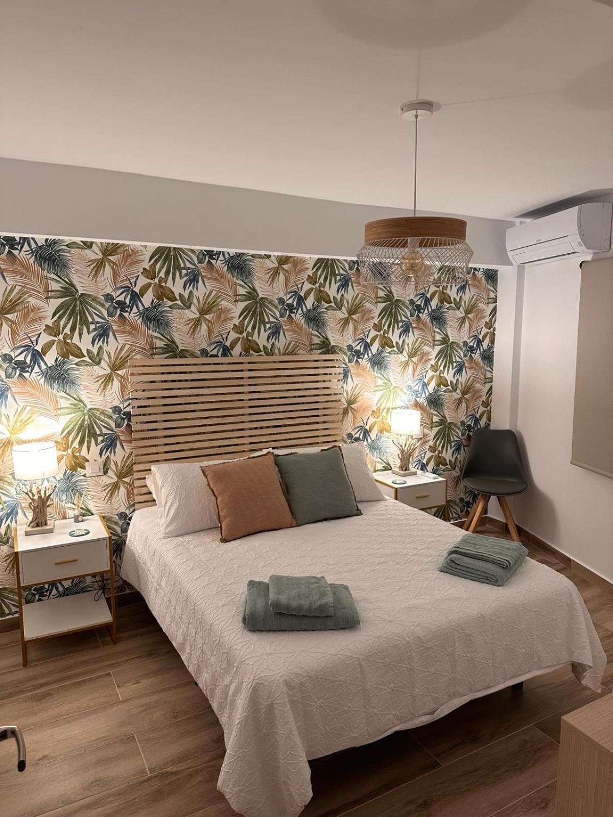 Waterfront 3 Bed Apartment, 90m From The Appartement Platja de Larenal