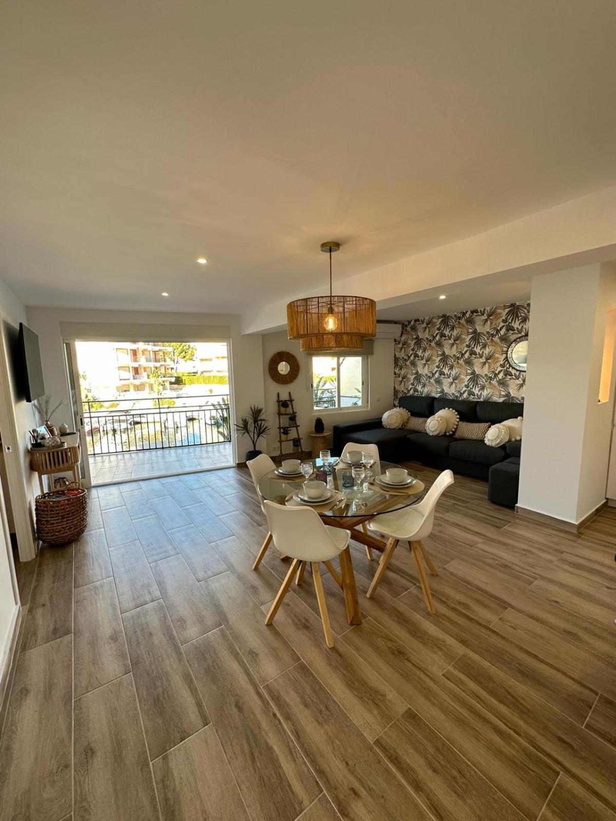 Waterfront 3 Bed Apartment, 90m From The Appartement Platja de Larenal