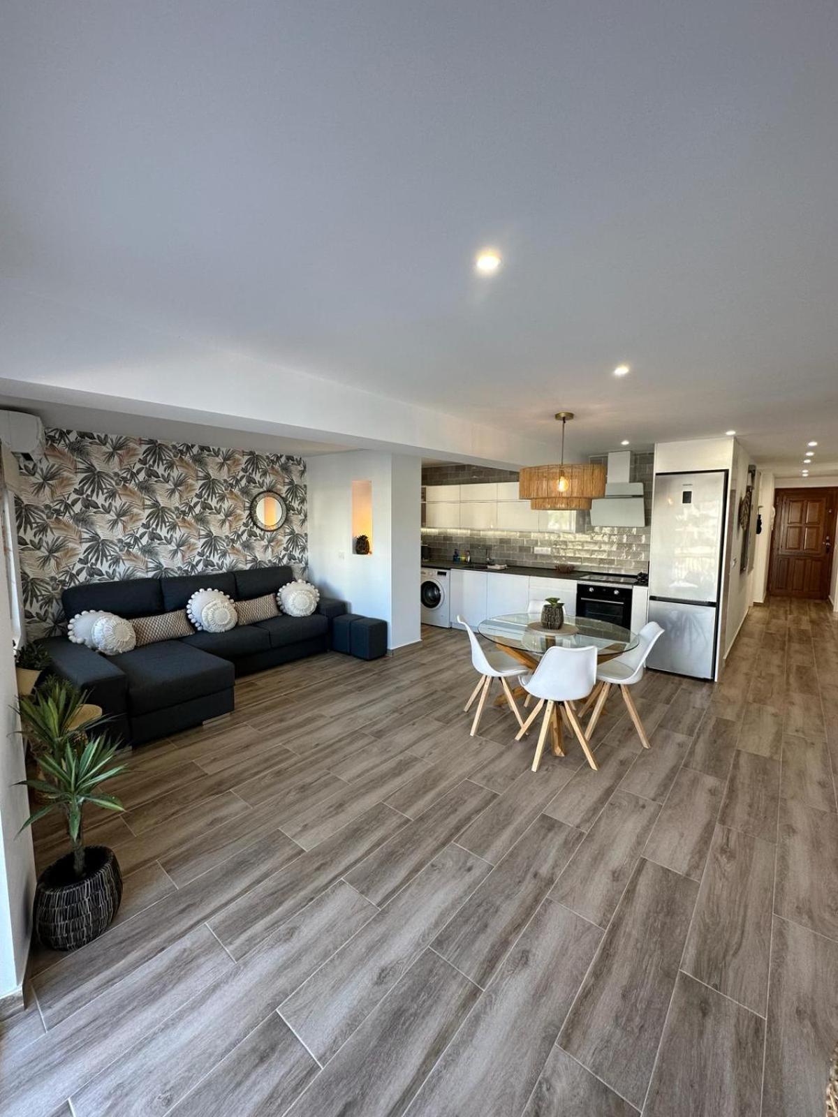 Apartment Waterfront 3 Bed Apartment, 90m From The *