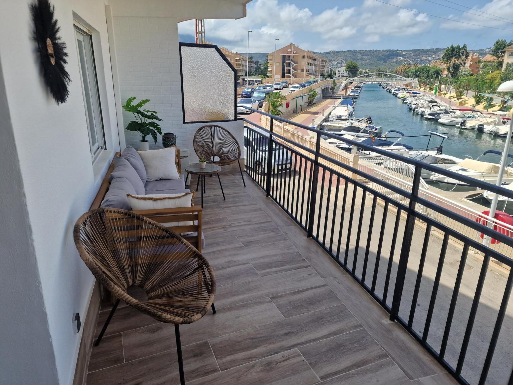 Waterfront 3 Bed Apartment, 90m From The Apartment Platja de Larenal