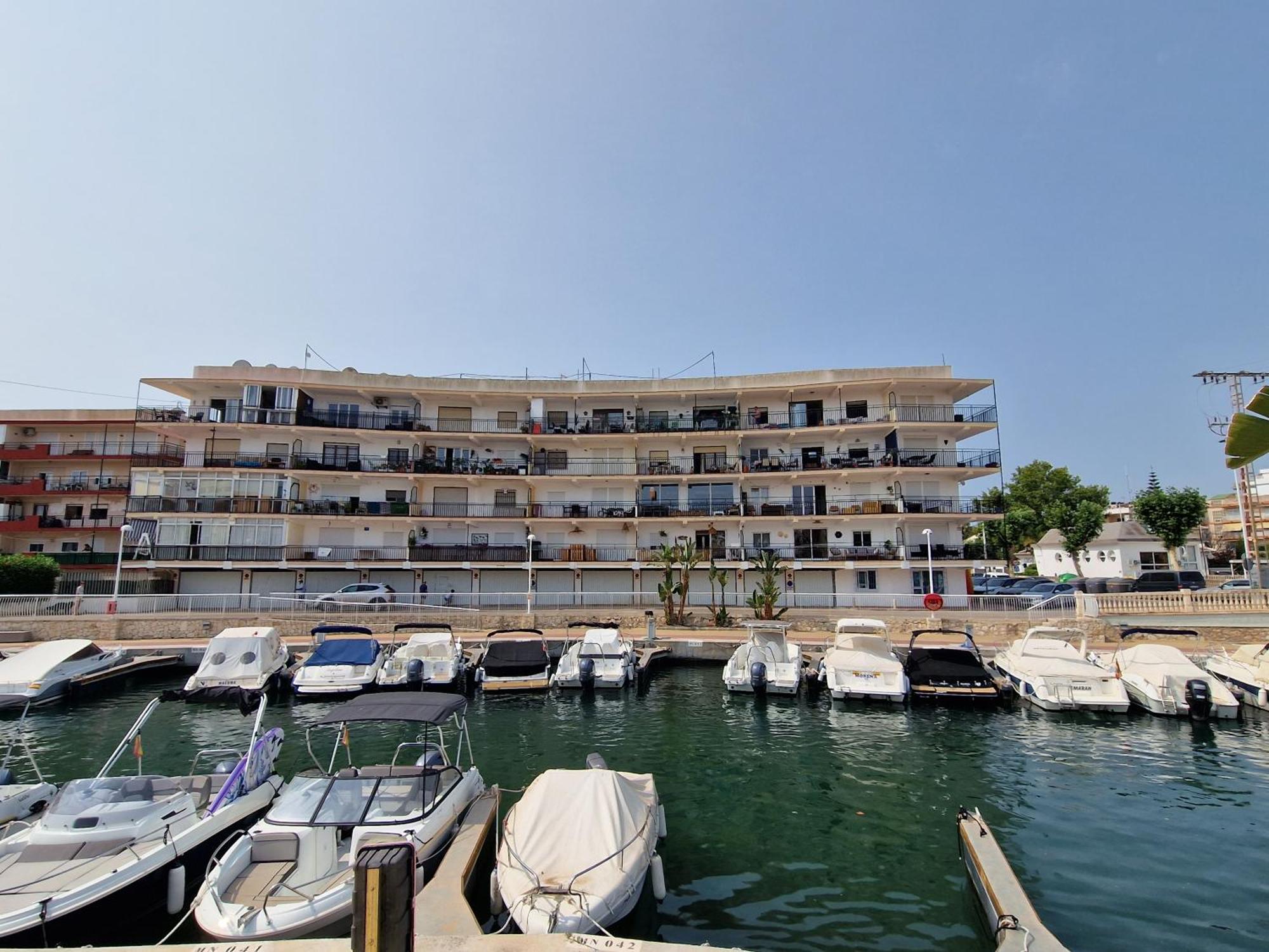 Apartment Waterfront 3 Bed Apartment, 90m From The *
