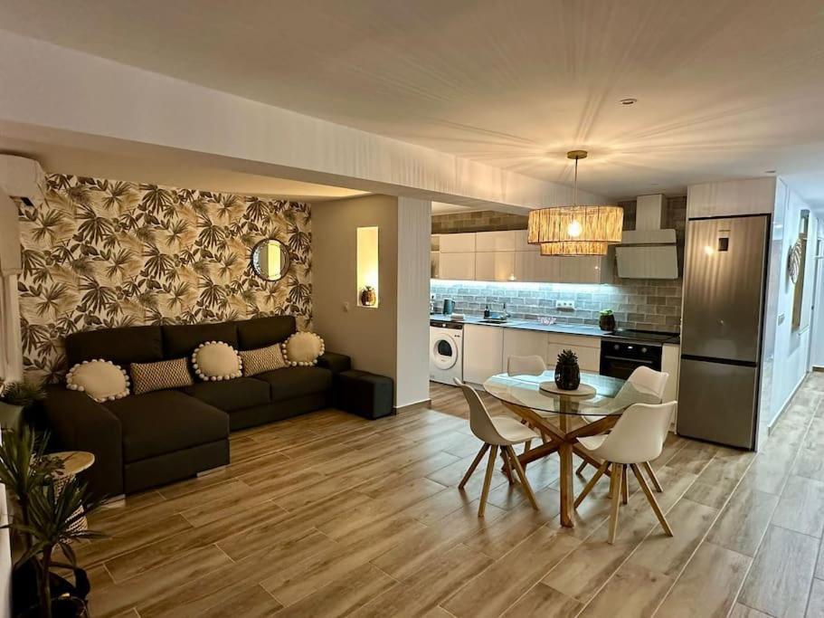Waterfront 3 Bed Apartment, 90m From The