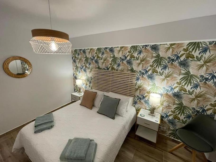 Waterfront 3 Bed Apartment, 90m From The * Platja de Larenal