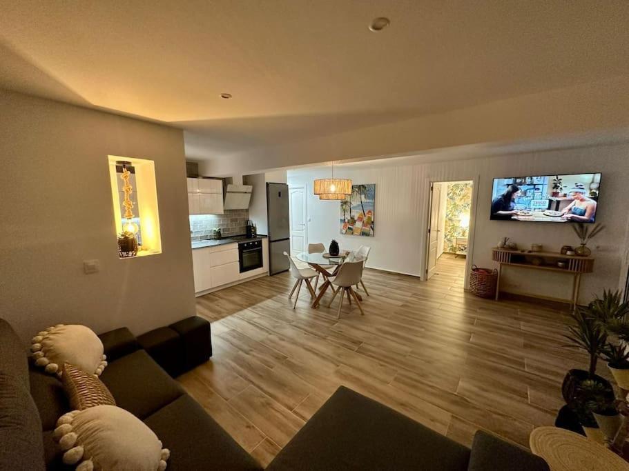 Waterfront 3 Bed Apartment, 90m From The *